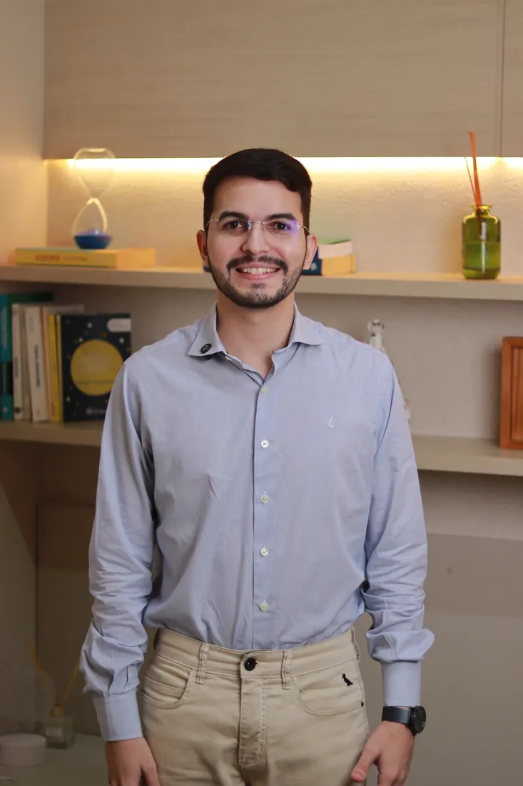 Dr. Edvaldo Filho em seu consultório